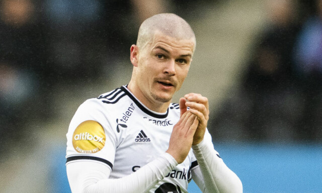 Helland forklarer barbert skalle